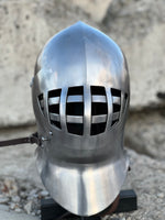Grand Armet “Victor” with grill.